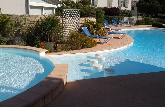 Charming apartment 100 m from the beach with garden in res. with a pool