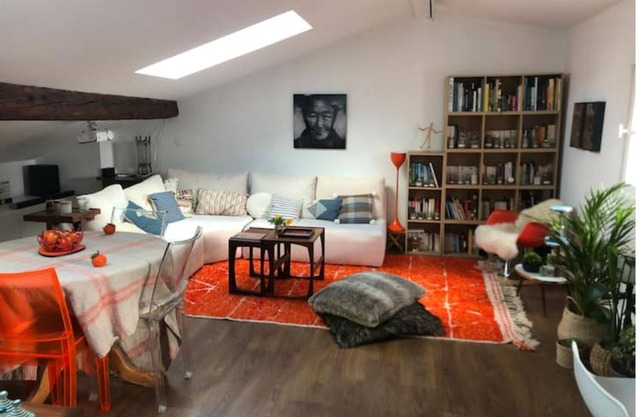 *Charming apartment in the heart of Bordeaux*.