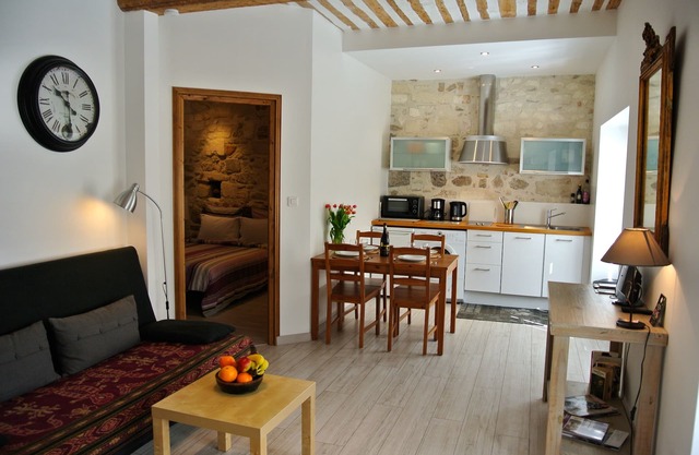 Charming apartment inside the old walls of Avignon