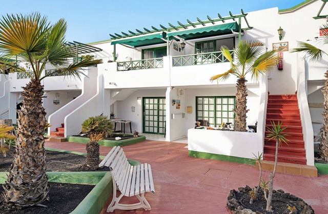 Charming Apartment Los Pocillos with Pool, Terrace, Balcony & Wi-Fi