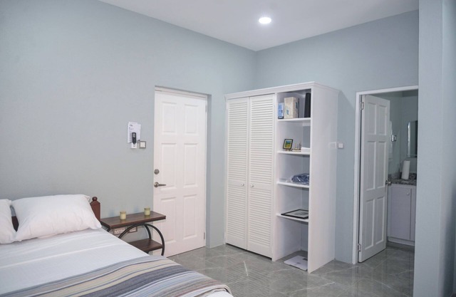 Charming apartment with WiFi and AC in peaceful Golden Vale