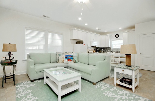 Charming beachfront apartment w/beach access, pool central AC, & washer/dryer