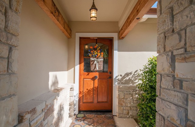 Charming Beach Cottage on Carmel Point! Fully renovated, short walk to beach!