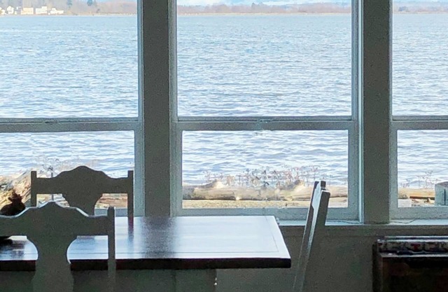 Charming Beach Front Getaway at Sandy Point