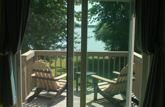 Charming beachfront cottage in Point Peninsula