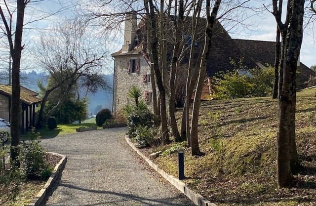 Charming Bearnaise farmhouse with swimming pool