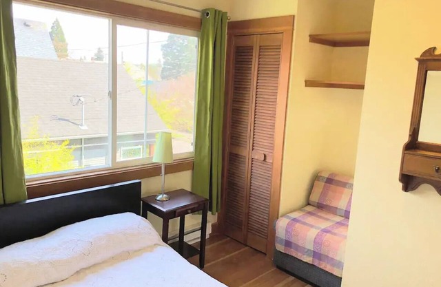 Charming bedroom house with TV, AC and WiFi - Great location!