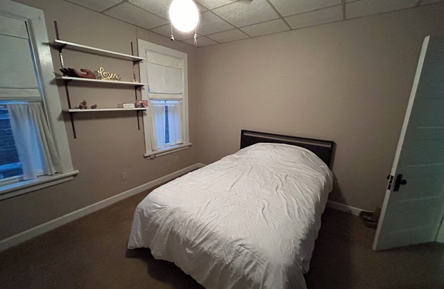 Charming bedroom in welcoming Easton with WiFi, AC, shared kitchen and bathroom