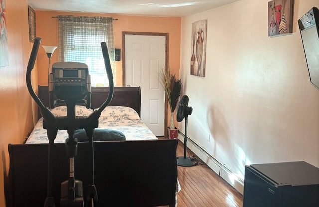 Charming bedroom with AC, WiFi in wonderful Queens