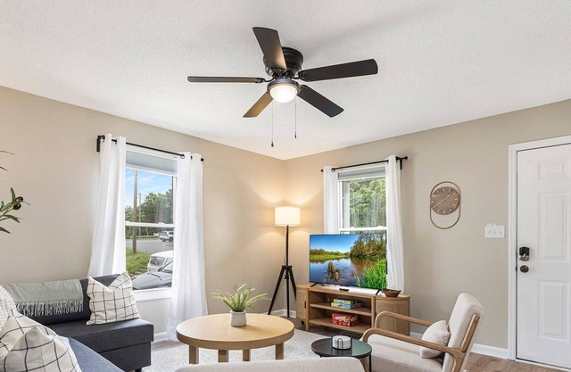 Charming Belmont Bungalow - 5 Min Walk to Downtown
