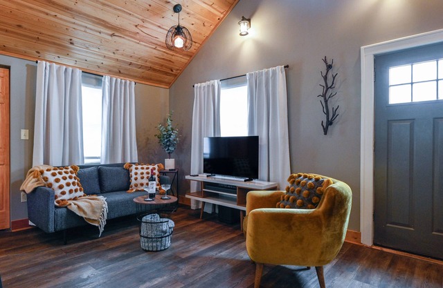 Charming Benson Home - Sleeps 5, Hot Tub!