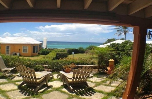 Charming Bermuda Cottage Overlooking The Ocean With Access To The Shore.