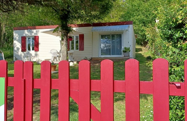Charming Berry House: Garden, Parking, Near Creuse Valley & Art Village, All-Inclusive Amenities