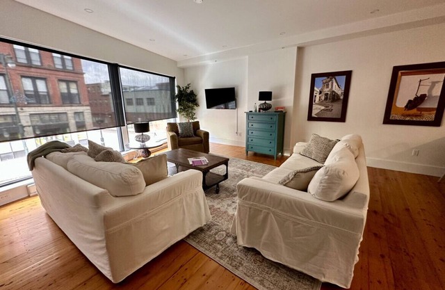 Charming Brownstone Downtown Free St|Perfect Getaway for 2