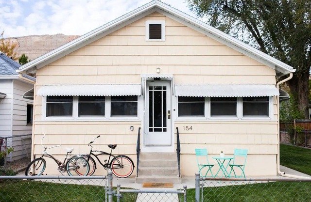 Charming Bungalow in the Heart of Town- Family Friendly/2 Bikes/Firepit!