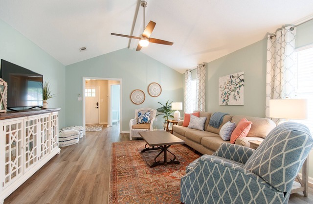 Charming Bungalow- Sleeps 8, Close to Moody AFB/Freedom Park & Pet Friendly!