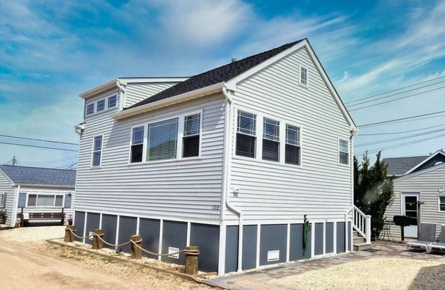 💎 Charming Bungalow with Loft - CLOSE TO THE BEACH! Sleeps 4-5