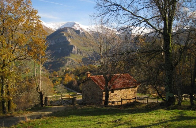 Charming cottage in the valleys pasiegos. Stunning views of the mountains.