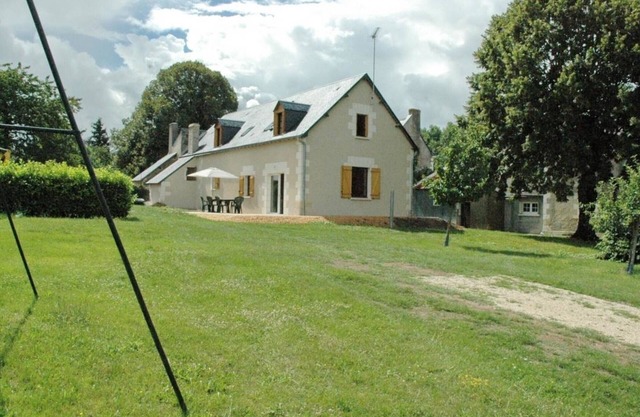 Charming Cottage Near Lake Chemillé, Sleeps 7, 3 Bedrooms, Private Garden