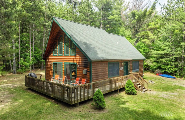 Charming Cabin accommodates 8 people, 2 miles from Whiteface Mountain and 11 miles from Lake Placid
