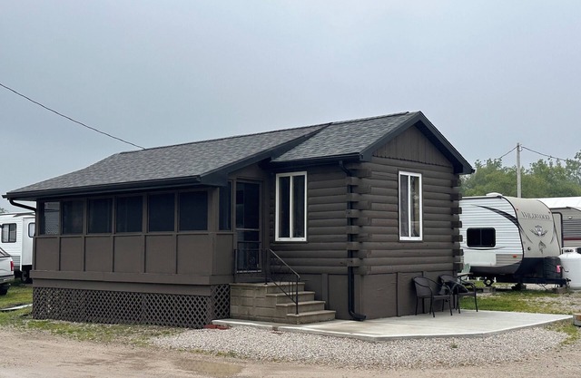 Charming cabin At Magee East Marina & Campground