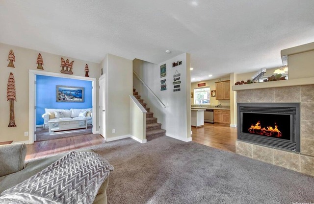 Charming cabin in South Lake Tahoe (close to lake + hot tub + yard)