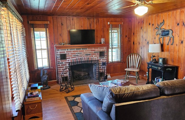 Charming Cabin with screened in porch