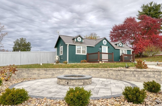 Charming cabin with Wi Fi and AC in scenic Seneca Lake Marina/Park
