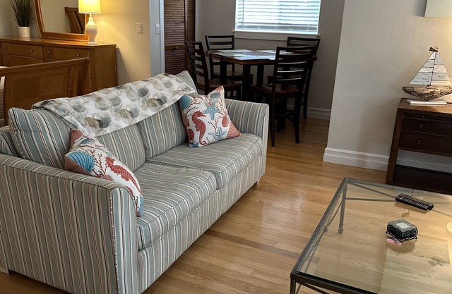 Charming canal-front apartment with king bed, AC, WiFi, in phenomenal Fort Myers