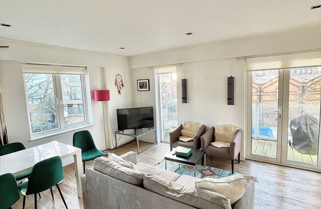 Charming Canal-Side 2 Double-Bedroom Flat Near Iconic Portobello Road