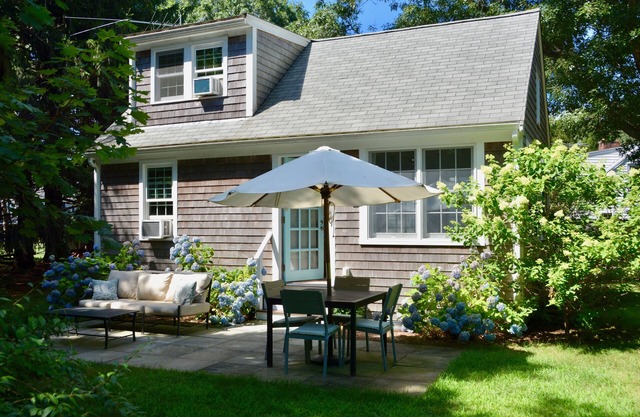 Charming cape cod cottage on beautiful grounds
