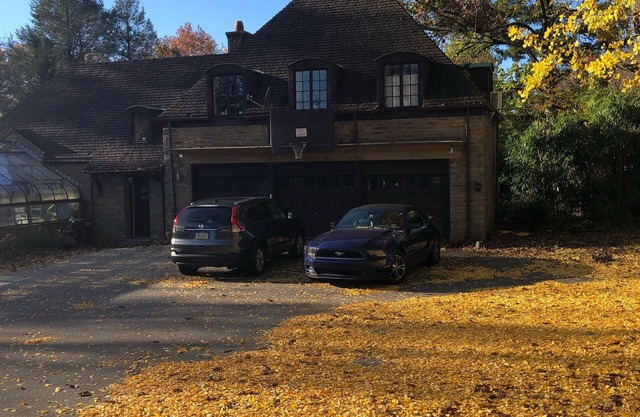 Charming Carriage house apartment in prime location + Free Parking