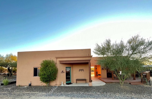 Charming Casita on a quiet western Ranch in a Cave Creek neighborhood.
