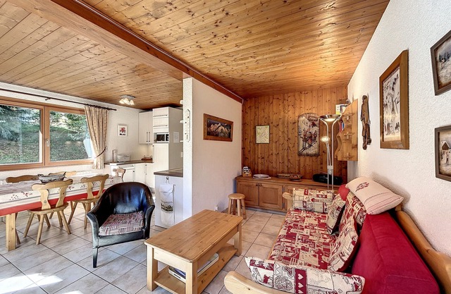 Charming Central Apartment with Garden Access in Combloux