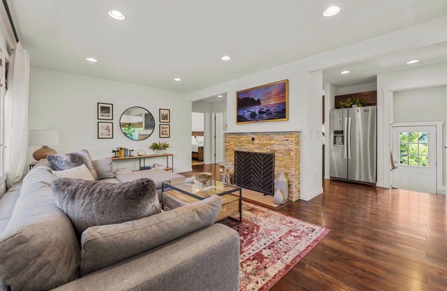 Charming Centrally Located 2-bedroom House With Beautiful Valley View