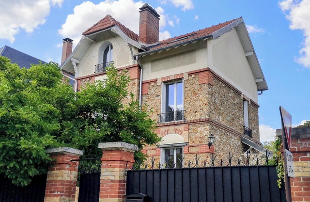 Charming century-old millstone house. Versailles 15 minutes away, Paris 30 minutes.