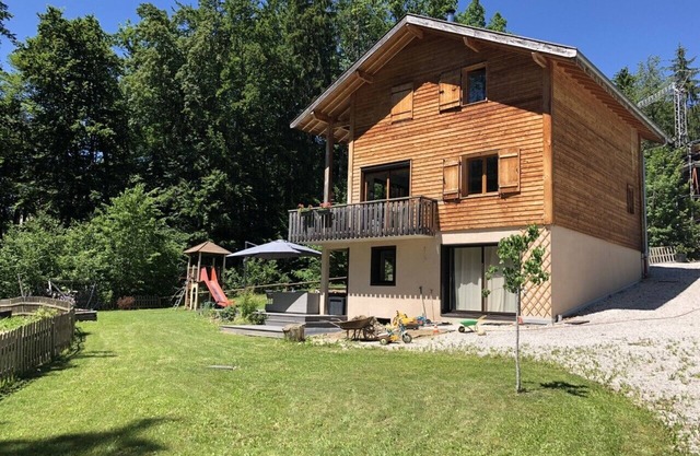 Charming chalet between lake and mountains