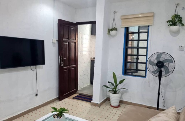 Charming Coastal Chic 1-bedroom apartment with WiFi, AC in Lagos