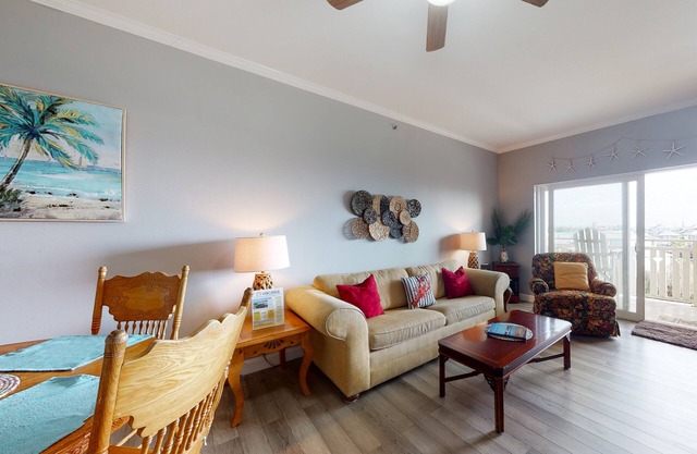 Charming Condo at Waterside with Shared Pool, Hot Tub, Free WiFi, and AC