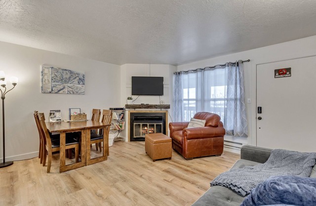 Charming condo w/king bed, hot tub, pool, minutes away from world class skiing