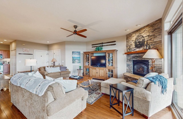 Charming condo w/free WiFi/private deck with mountain views near Sugar Mountain