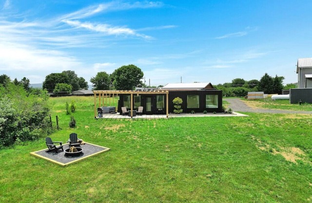 Charming Container Getaway Amidst Rural Serenity