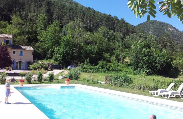 Charming cottage with large garden only 3 mn from medieval village center