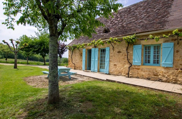 Charming Cottage with Shared Jacuzzi, Terrace, Garage, Near Dordogne & Vézère Valleys