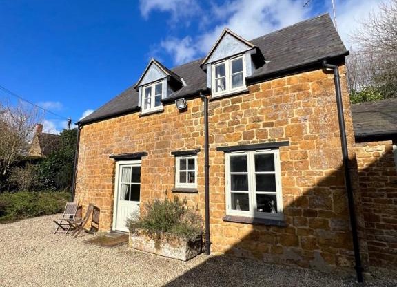 Charming Cotswold stone cottage in the Oxfordshire countryside