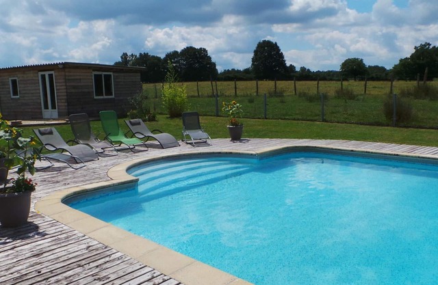 Charming Cottage: Private Pool, Fireplace, Garden, Near Vichy, Sleeps 6