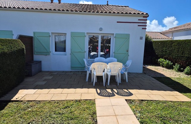 Charming cottage with garden, communal pool, near the sea