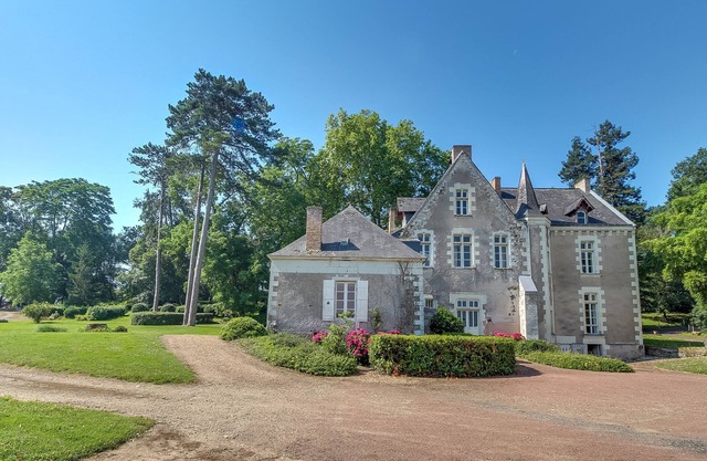 Charming cottage on the banks of the Mayenne river