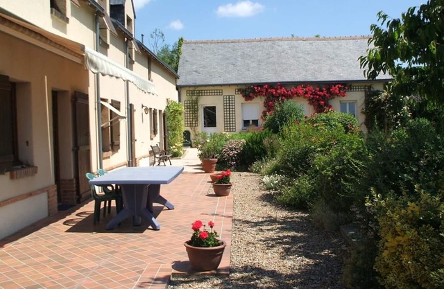 Charming Cottage Near Bercé Forest: Fireplace, Billiards, Garden, Close to Hiking & Cycling Trails