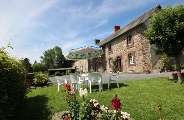 Charming cottage with garden, fireplace, and modern amenities in peaceful rural setting